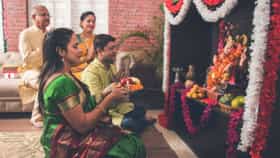 দাঁড়িয়ে নাকি বসে, ঠাকুর পুজোর সঠিক নিয়ম কী? জেনে নিন শাস্ত্রের বিধান