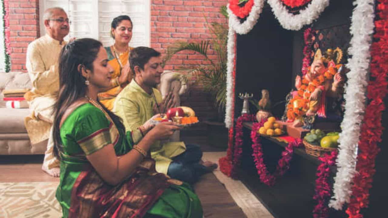 দাঁড়িয়ে নাকি বসে, ঠাকুর পুজোর সঠিক নিয়ম কী? জেনে নিন শাস্ত্রের বিধান দাঁড়িয়ে নাকি বসে, ঠাকুর পুজোর সঠিক নিয়ম কী? জেনে নিন শাস্ত্রের বিধান
