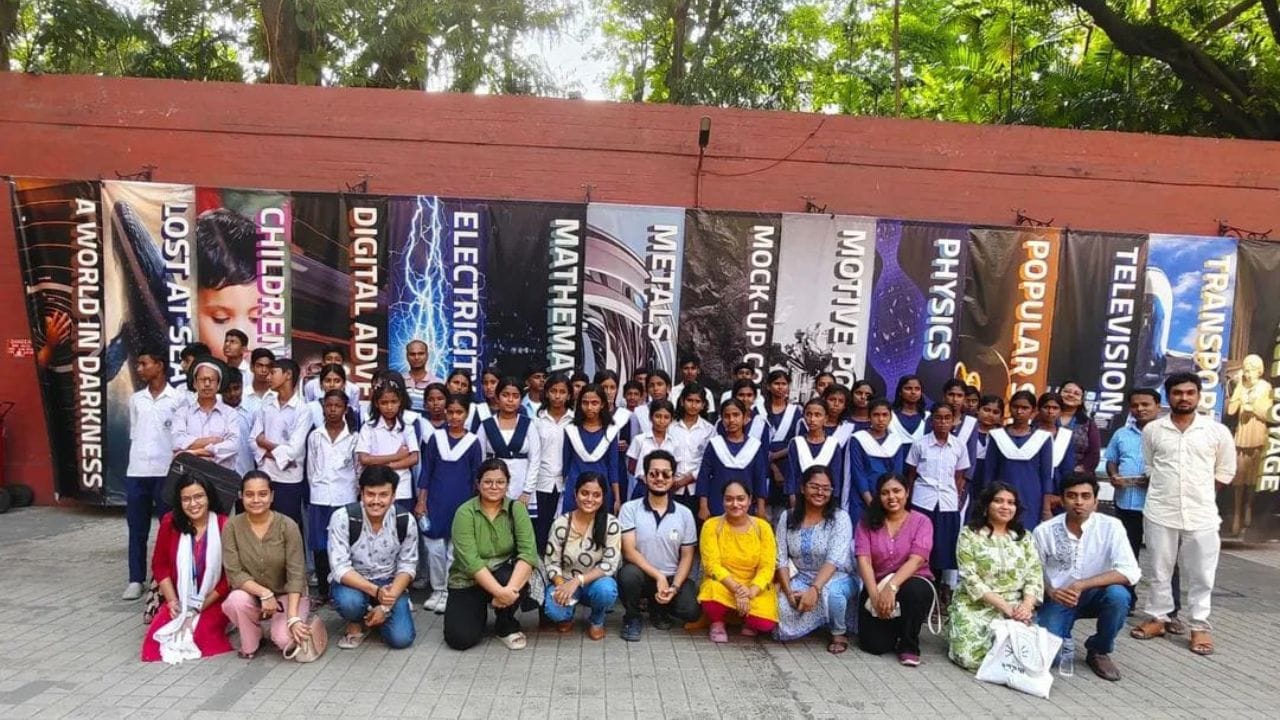 ২০১৪ সালে একদল স্কুলপড়ুয়ার হাত ধরে শুরু হয়েছিল স্বেচ্ছাসেবী সংস্থা হেল্পিং হ্যান্ড (Helping Hand)-এর। একটি প্রতিবাদ আন্দোলন থেকে শুরু হওয়া সেই উদ্যোগ সময়ের সঙ্গে পাল্টে রূপান্তরিত হয়েছে একটি সংগঠনে, যাঁদের মূল উদ্দেশ্য সামাজিক পরিবর্তন করা ও সমাজের উন্নয়ন করা। (Pic - TV9 Bangla)