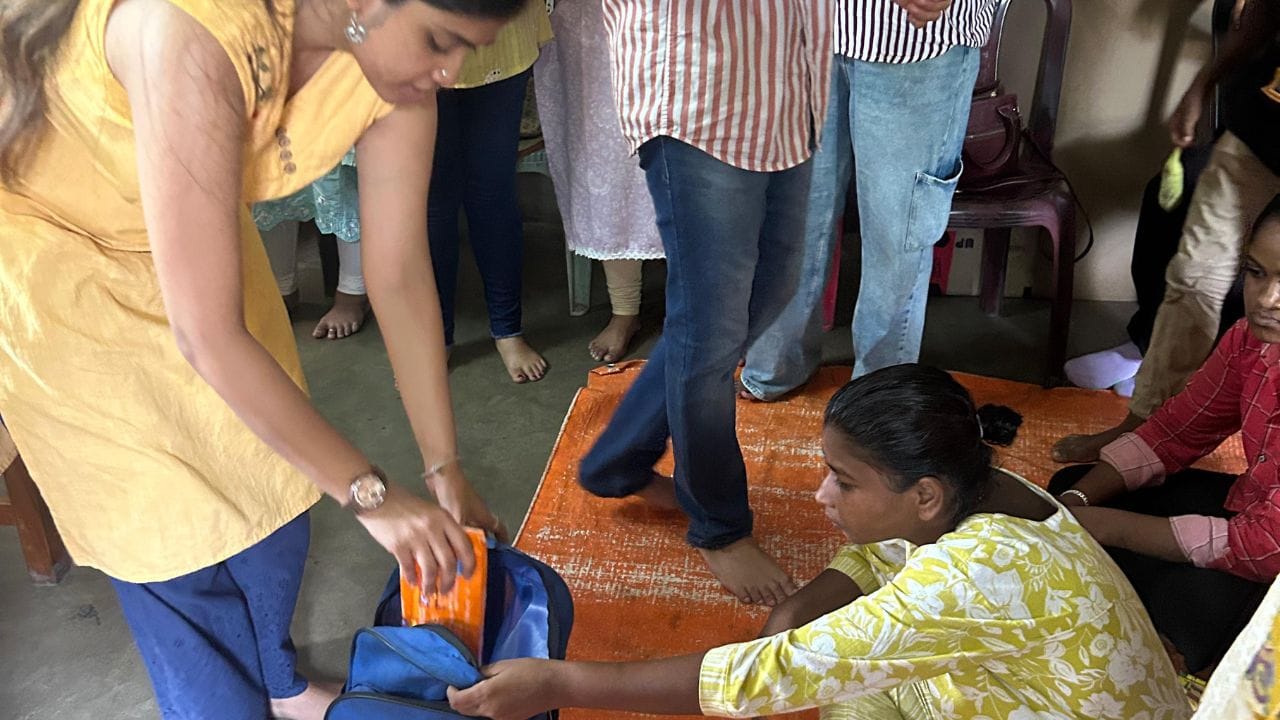 হেল্পিং হ্যান্ডের অন্যতম প্রধান ফান্ডরেইজিং অনুষ্ঠান হল Numaish । সংস্থার কাছে এটি স্রেফ অর্থ সংগ্রহের অনুষ্ঠান নয়, বরং তাদের দীর্ঘ পথচলার এক গুরুত্বপূর্ণ সঙ্গী। Numaish থেকে পাওয়া অর্থ বিভিন্ন সামাজিক উন্নয়নমূলক কাজে ব্যবহার করা হয়। (Pic - TV9 Bangla)