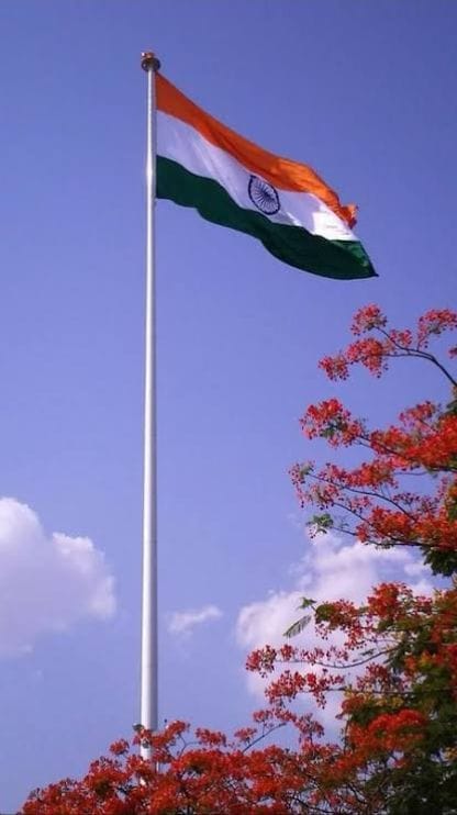 কপালে জাতীয় পতাকা, তার উপর ফুটবল ঘুরছে...