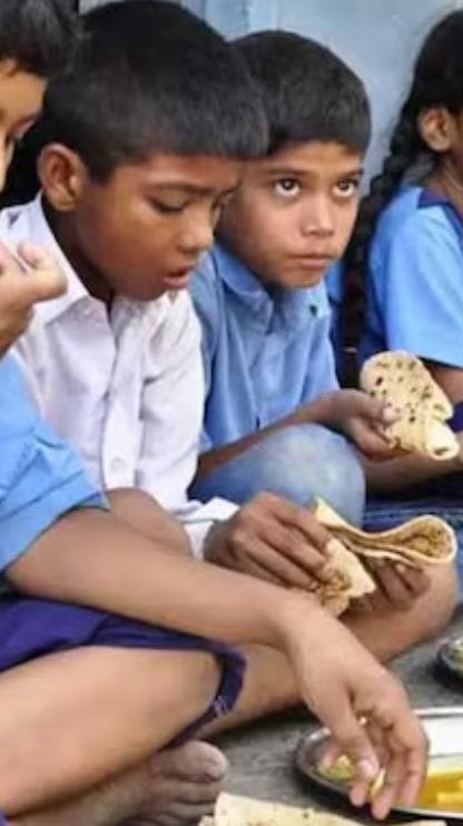 মিড ডে মিলে  ডিম, দারুণ খুশি স্কুল পড়ুয়ারা