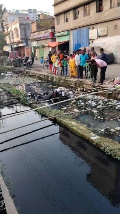 চাঁদা তুলে হাই ড্রেন তৈরি করতে হচ্ছে এলাকাবাসীকে! কেন?