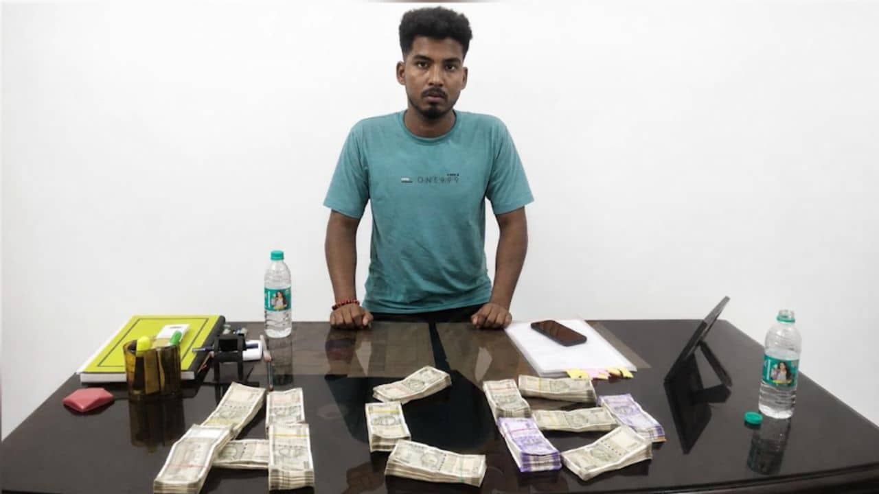 Jhargram Police Constable: তোলা তুলতে দালাল নিয়োগ, দুর্নীতি দমন শাখার জালে কনস্টেবল