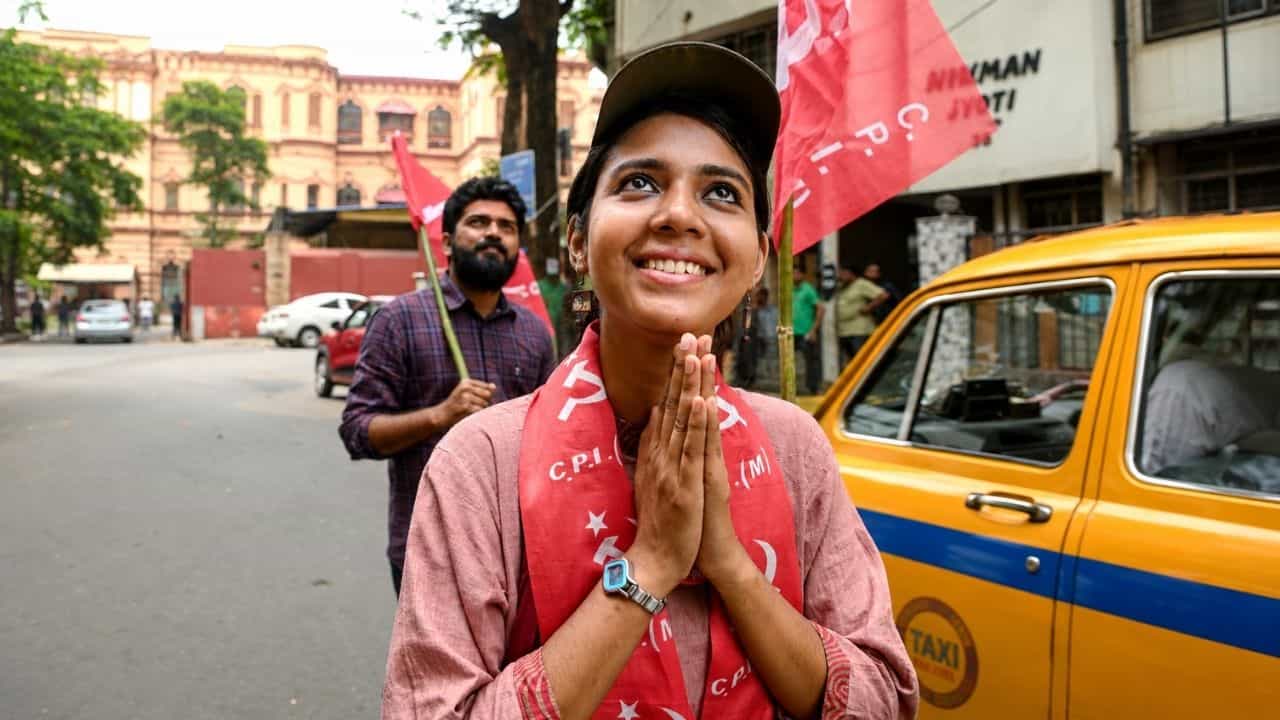 Jadavpur University: কীভাবে যাদবপুর বিশ্ববিদ্যালয়ের PHD-তে সুযোগ পেয়েছিলেন, ABVP-কে উত্তর দিলেন শিল্পী আফরিন Jadavpur University: কীভাবে যাদবপুর বিশ্ববিদ্যালয়ের PHD-তে সুযোগ পেয়েছিলেন, ABVP-কে উত্তর দিলেন শিল্পী আফরিন