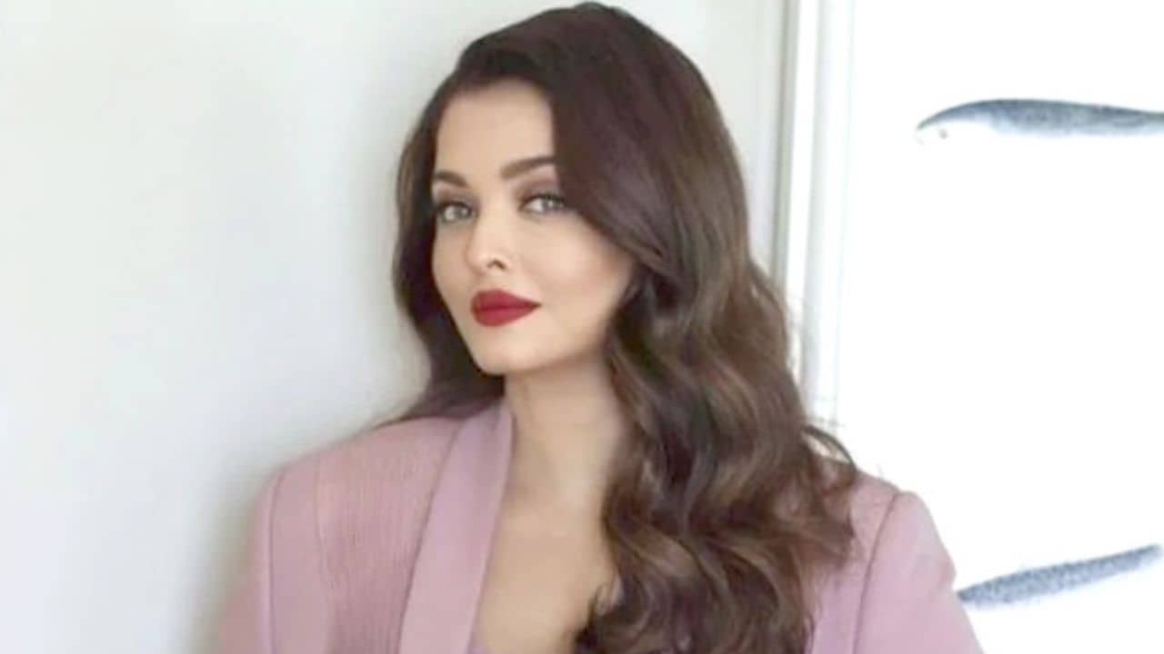 Aishwarya Rai Bachchan: সেদিন ঐশ্বর্যর ভাবমূর্তি শেষ করে দিতে চেয়েছিলেন পরিচালক! তারপর যা ঘটে তা মিরাকেল