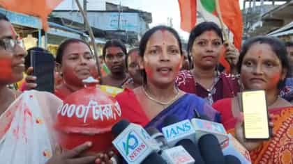 'এই দেখুন মেসেজটা এল', অন্নপূর্ণা যোজনার টাকা পেয়ে কেঁদে ফেললেন মহিলা