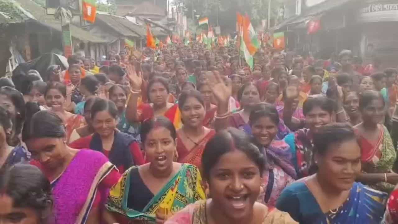 West bengal News LIVE: ঢুকেছে ৩০০০ টাকা, শুভেন্দুকে ধন্যবাদ জানাতে শ'য়ে-শ'য়ে মহিলা নামলেন রাস্তায় West bengal News LIVE: ঢুকেছে ৩০০০ টাকা, শুভেন্দুকে ধন্যবাদ জানাতে শ'য়ে-শ'য়ে মহিলা নামলেন রাস্তায়