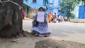 চিকিৎসকের স্বামীর দেখা পাওয়ার আশায় হাসপাতালের বাইরে ধরনায় স্ত্রী