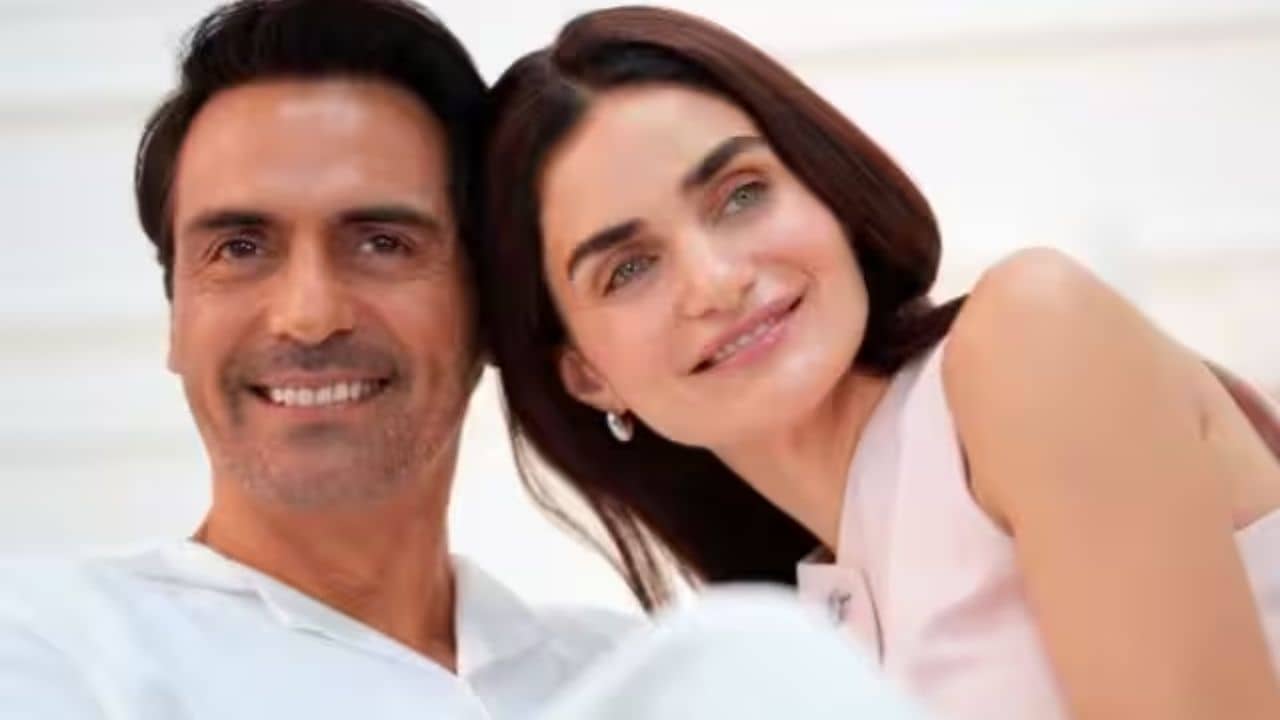 Arjun Rampal: ৪ সন্তানের বাবা, ৫৩ বছর বয়স, ৮ বছরের লিভ ইনের পর গোয়ার বিচে বিয়ে সারলেন অর্জুন রামপাল