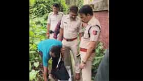 নর্দমায় কালো প্লাস্টিক, ভিতরে ঠাসা ময়লা, দুঁদে কর্তার নজরে যা পড়ল...