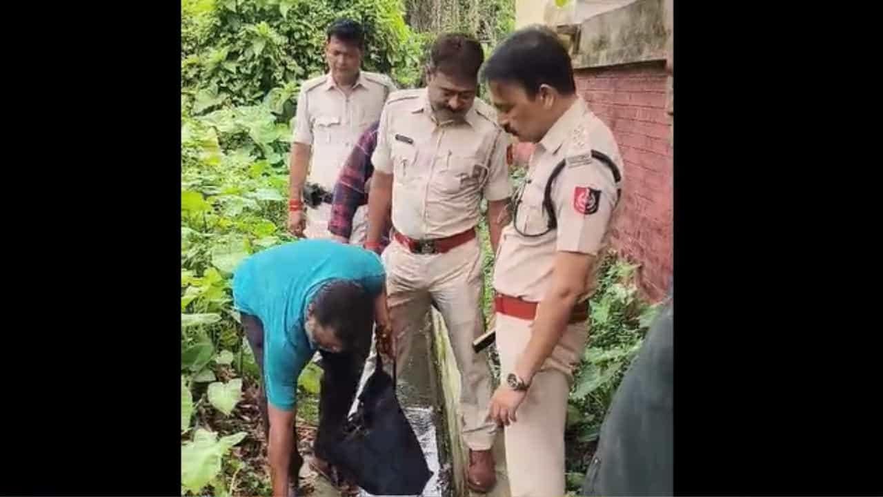Kanchrapara: নর্দমার মধ্যে কালো প্লাস্টিক, ভিতরে ঠাসা ময়লা, দুঁদে কর্তার নজরে যা পড়ল... Kanchrapara: নর্দমার মধ্যে কালো প্লাস্টিক, ভিতরে ঠাসা ময়লা, দুঁদে কর্তার নজরে যা পড়ল...