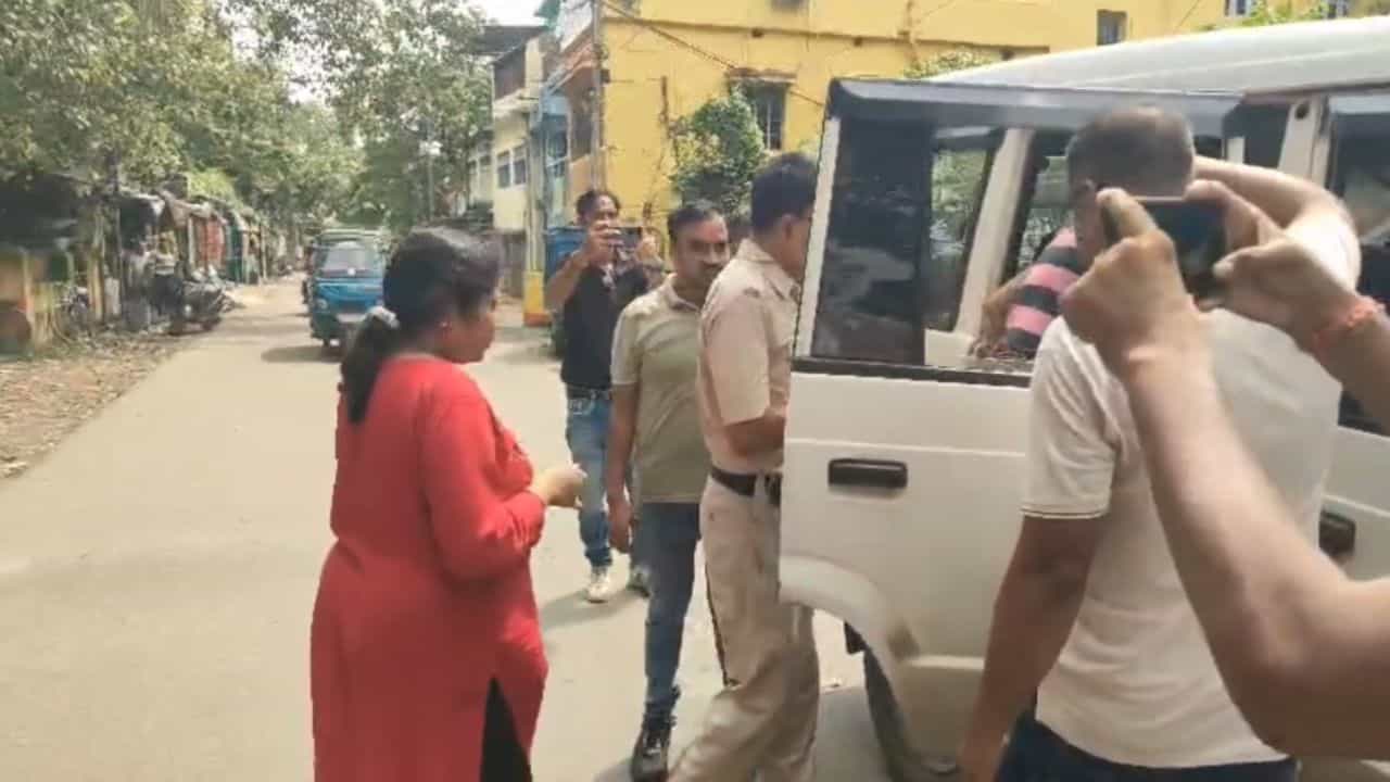 Asansol: ১ লক্ষ টাকায় শিশু কেনাবেচার অভিযোগ, আসানসোলের দম্পতি সহ ধৃত ৩ Asansol: ১ লক্ষ টাকায় শিশু কেনাবেচার অভিযোগ, আসানসোলের দম্পতি সহ ধৃত ৩