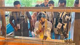 অন্য রূপে অশোক দিন্দা, তাঁত চালাচ্ছেন রাজ্যের মন্ত্রী!