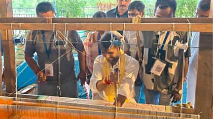 অন্য রূপে অশোক দিন্দা, তাঁত চালাচ্ছেন রাজ্যের মন্ত্রী!