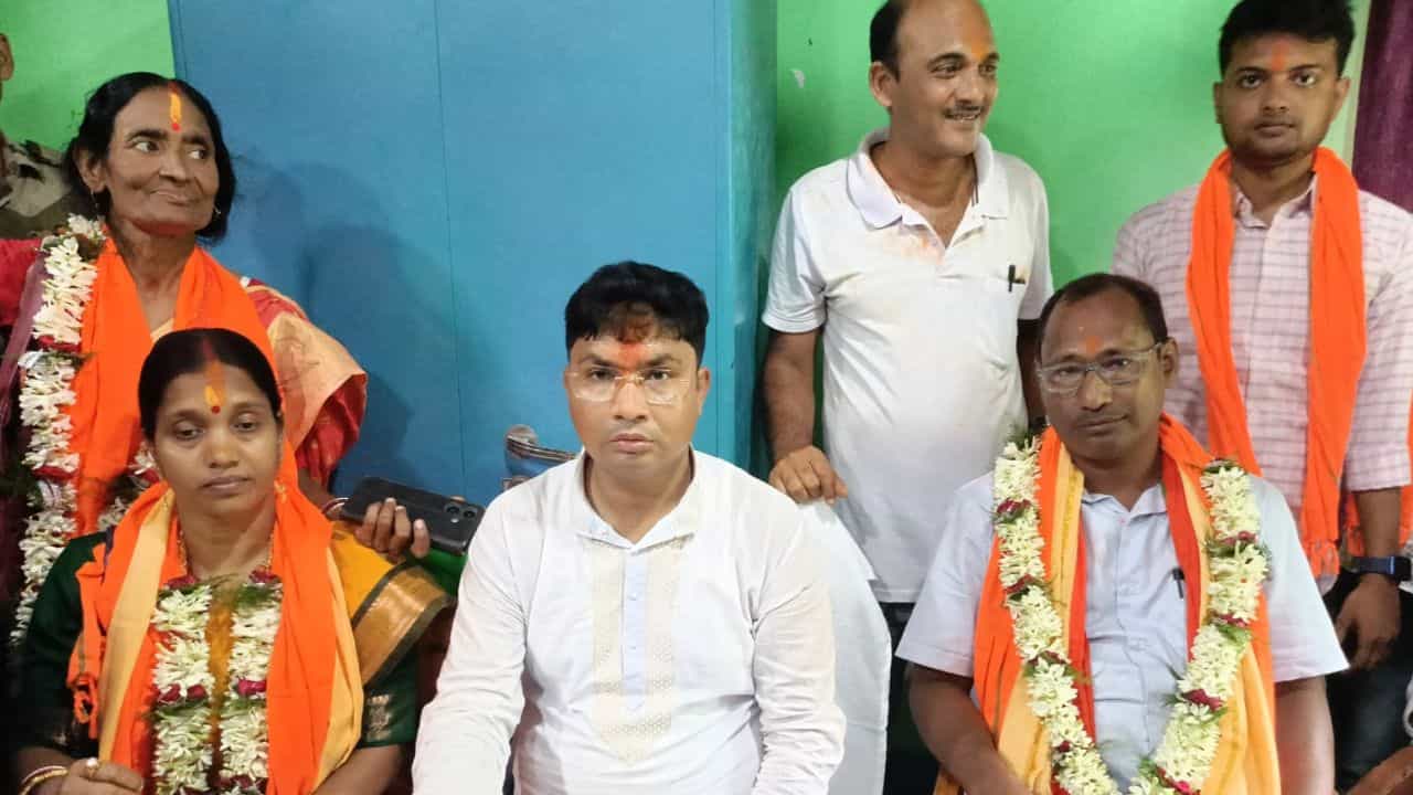 BJP Panchayat: উড়ল গেরুয়া আবির, হল বিজয় মিছিল- আবারও জোড়া পঞ্চায়েত দখল বিজেপির BJP Panchayat: উড়ল গেরুয়া আবির, হল বিজয় মিছিল- আবারও জোড়া পঞ্চায়েত দখল বিজেপির