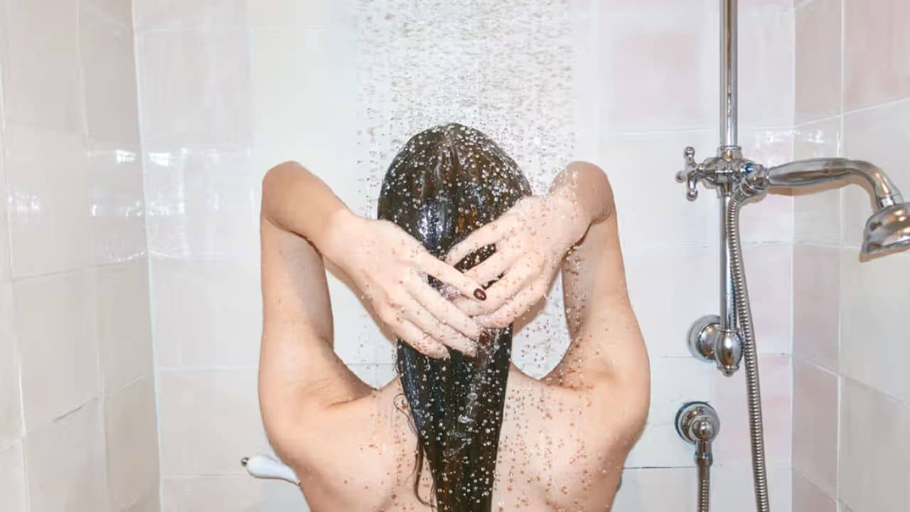How to Clean Back in Shower: স্নানের সময় পিঠে হাত না পৌঁছলেই সমস্যা নেই, পরিষ্কার করার এই ৫ কায়দা জেনে নিন