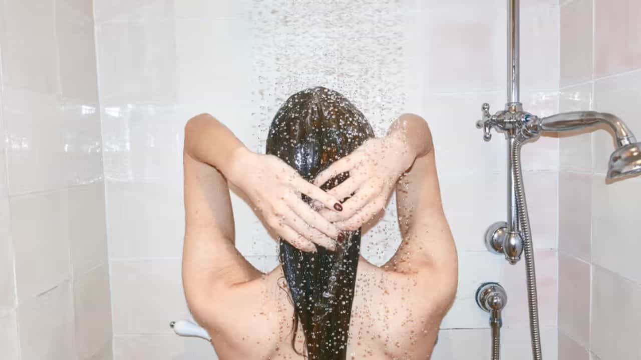 How to Clean Back in Shower: স্নানের সময় পিঠে হাত না পৌঁছলেই সমস্যা নেই, পরিষ্কার করার এই ৫ কায়দা জেনে নিন How to Clean Back in Shower: স্নানের সময় পিঠে হাত না পৌঁছলেই সমস্যা নেই, পরিষ্কার করার এই ৫ কায়দা জেনে নিন