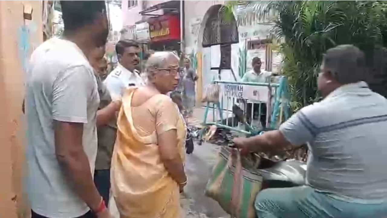Bali: সাতসকালে 'কাকিমা' ডাক শুনেই রাস্তায় পিছন ঘোরেন.... সর্বনাশ হয়ে গেল এই বৃদ্ধার Bali: সাতসকালে 'কাকিমা' ডাক শুনেই রাস্তায় পিছন ঘোরেন.... সর্বনাশ হয়ে গেল এই বৃদ্ধার