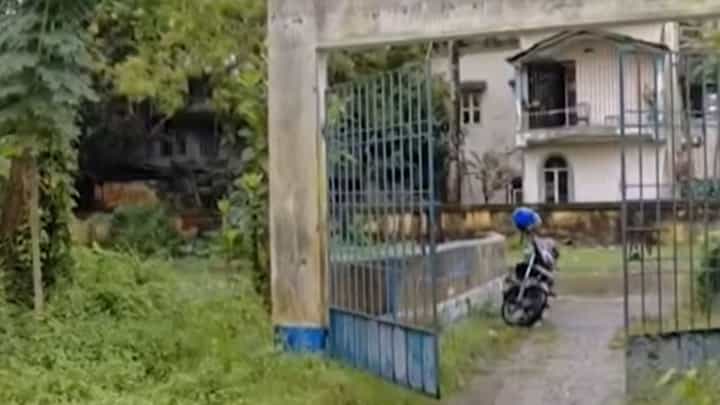 Bandel School: জল-জঙ্গল, সাপের ভয়...তার মধ্যেই চলছে স্কুল! ব্যান্ডেলে ভয়ঙ্কর পরিস্থিতি Bandel School: জল-জঙ্গল, সাপের ভয়...তার মধ্যেই চলছে স্কুল! ব্যান্ডেলে ভয়ঙ্কর পরিস্থিতি