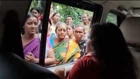 'আয়ুষ্মান ভারত'এর কাজ করতে গিয়ে কেন বিধায়কের ক্ষোভের শিকার আশাকর্মীরা?