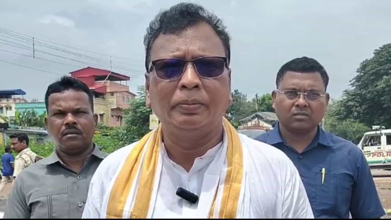 Accident in Bankura: অঝোরে বেরচ্ছে রক্ত, যান্ত্রণায় রাস্তায় গড়াগড়ি ২ জনের, দেখতে পেয়েই মন্ত্রীর বড় উদ্যোগ Accident in Bankura: অঝোরে বেরচ্ছে রক্ত, যান্ত্রণায় রাস্তায় গড়াগড়ি ২ জনের, দেখতে পেয়েই মন্ত্রীর বড় উদ্যোগ