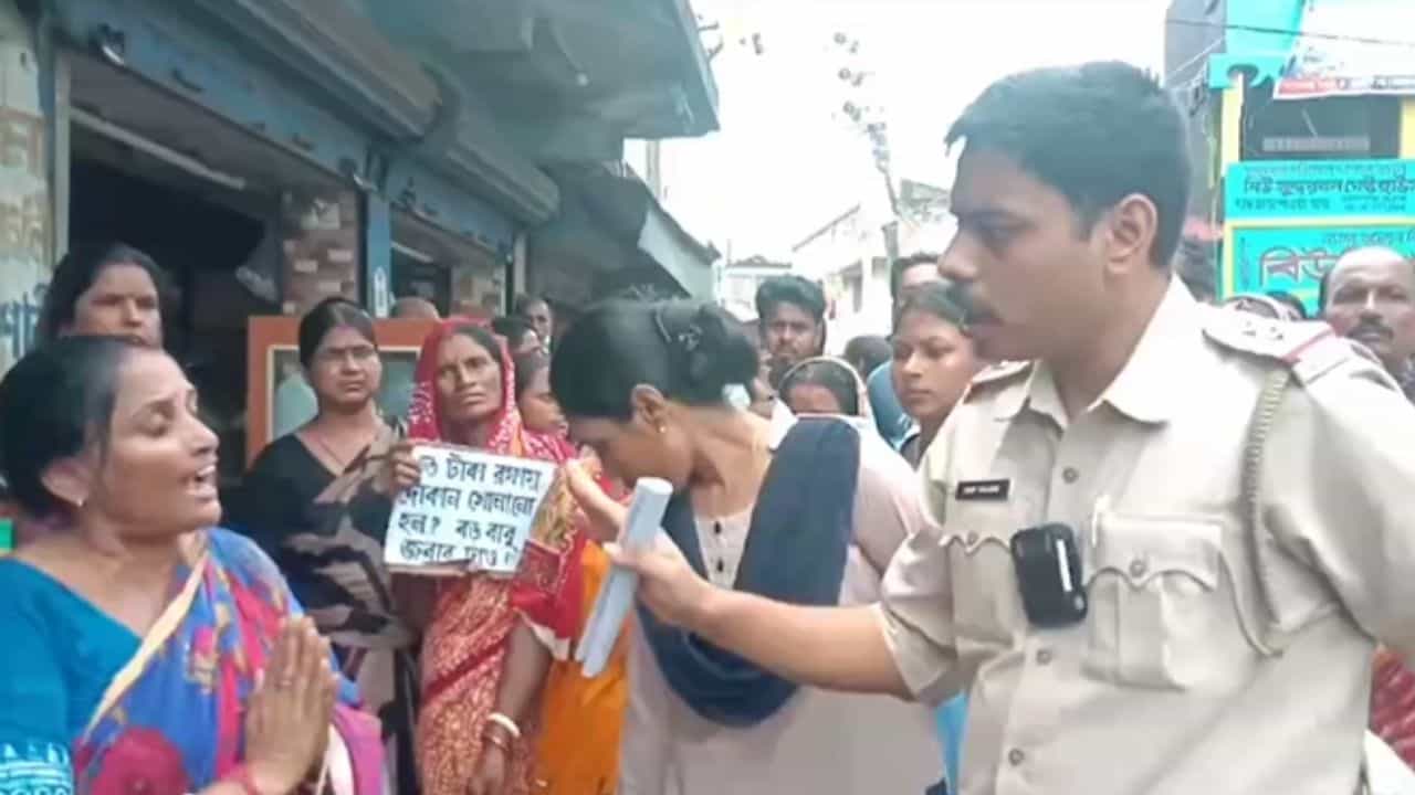 Hingalganj: লক্ষ লক্ষ টাকা আত্মসাতের অভিযোগ, অভিযুক্ত তৃণমূল নেতাদের গ্রেফতারির দাবিতে বিক্ষোভ Hingalganj: লক্ষ লক্ষ টাকা আত্মসাতের অভিযোগ, অভিযুক্ত তৃণমূল নেতাদের গ্রেফতারির দাবিতে বিক্ষোভ