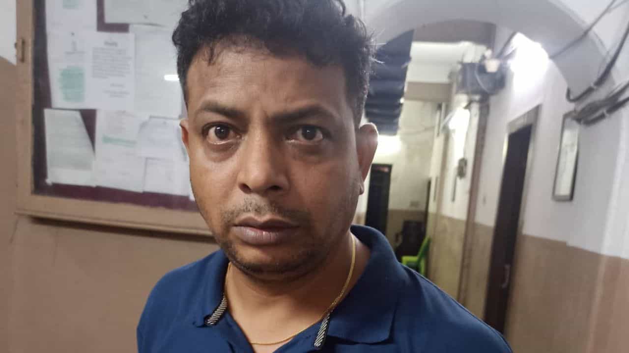 Bhabanipur News: ভবানীপুরে বিজেপি কর্মীকে 'মারধর', মাকেও 'শ্লীলতাহানি'! ২৪ ঘণ্টার মধ্যেই পুলিশের জালে তৃণমূল যুব নেতা Bhabanipur News: ভবানীপুরে বিজেপি কর্মীকে 'মারধর', মাকেও 'শ্লীলতাহানি'! ২৪ ঘণ্টার মধ্যেই পুলিশের জালে তৃণমূল যুব নেতা