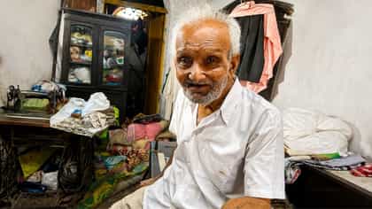 কাঁপা হাতে আজও সুতো পরান, যদুবাবুর বাজারের ঘুপচিতে ইতিহাস থেমে থাকে