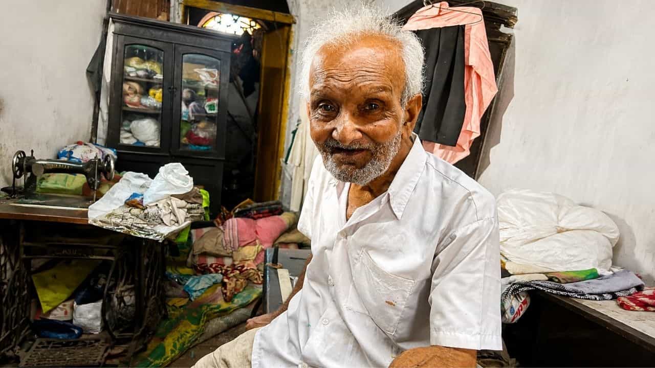 Bhowanipore: কাঁপা-কাঁপা হাতে আজও সুতো পরান, পায়ে সেলাই মেশিনের খটখট শব্দ,যদি অর্ডার আসে! যদুবাবুর বাজারের ঘুপচিতে কোনওমতে দিন কাটান ৯৫-এর বিমল Bhowanipore: কাঁপা-কাঁপা হাতে আজও সুতো পরান, পায়ে সেলাই মেশিনের খটখট শব্দ,যদি অর্ডার আসে! যদুবাবুর বাজারের ঘুপচিতে কোনওমতে দিন কাটান ৯৫-এর বিমল