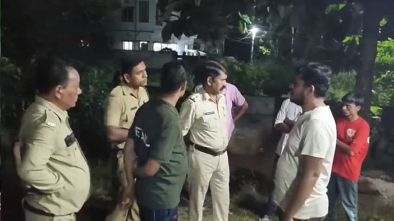 Bishnupur Shooting Incident: চিকিৎসকের চেম্বারে ঢুকে তাণ্ডব! বিষ্ণুপুরে ভর সন্ধ্যায় চলল গুলি Bishnupur Shooting Incident: চিকিৎসকের চেম্বারে ঢুকে তাণ্ডব! বিষ্ণুপুরে ভর সন্ধ্যায় চলল গুলি