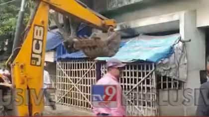 পোর্ট ট্রাস্টের জমি দখলমুক্ত করতে জিনজিরা বাজারে বুলডোজার অভিযান