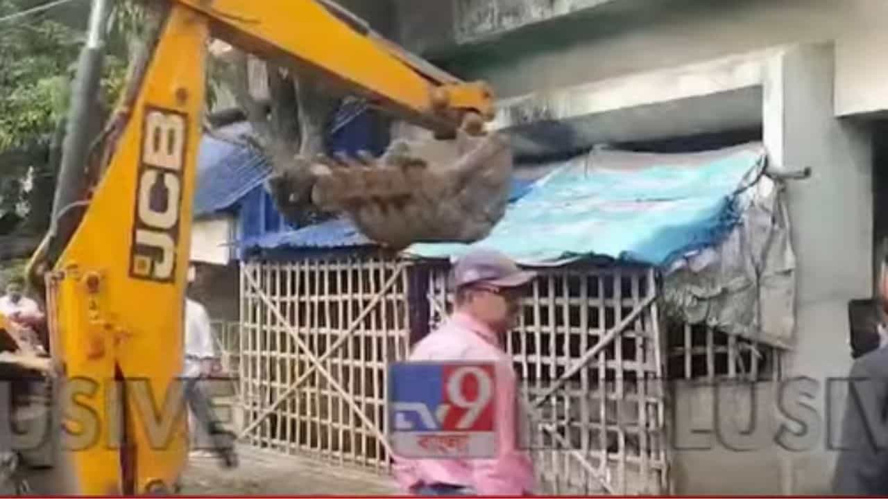 Taratala Bulldozer Action: জিনজিরা বাজারে বুলডোজার অভিযান, পোর্ট ট্রাস্টের জমি দখলমুক্ত করতে অ্যাকশন Taratala Bulldozer Action: জিনজিরা বাজারে বুলডোজার অভিযান, পোর্ট ট্রাস্টের জমি দখলমুক্ত করতে অ্যাকশন