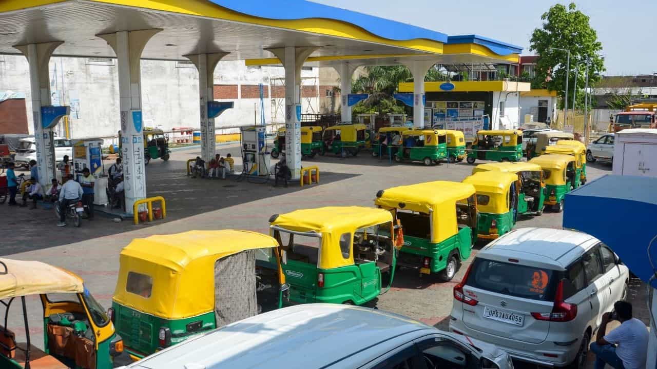 CNG Price Hike: ফের দাম বাড়ল জ্বালানির! আজ থেকেই চালু নতুন রেট...জেনে নিন দাম CNG Price Hike: ফের দাম বাড়ল জ্বালানির! আজ থেকেই চালু নতুন রেট...জেনে নিন দাম