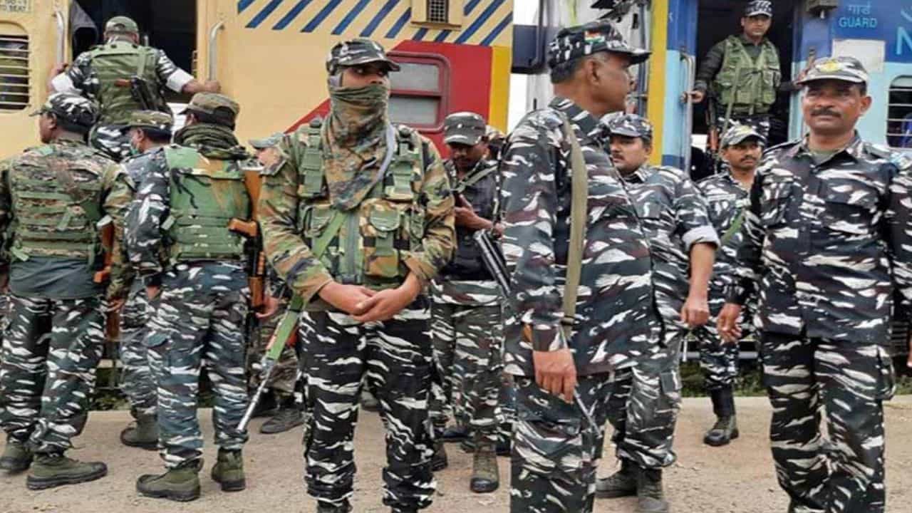Central Force In Bengal: বাংলায় ঢুকছে একের পর এক কেন্দ্রীয় বাহিনী? হঠাৎ কী হল? Central Force In Bengal: বাংলায় ঢুকছে একের পর এক কেন্দ্রীয় বাহিনী? হঠাৎ কী হল?