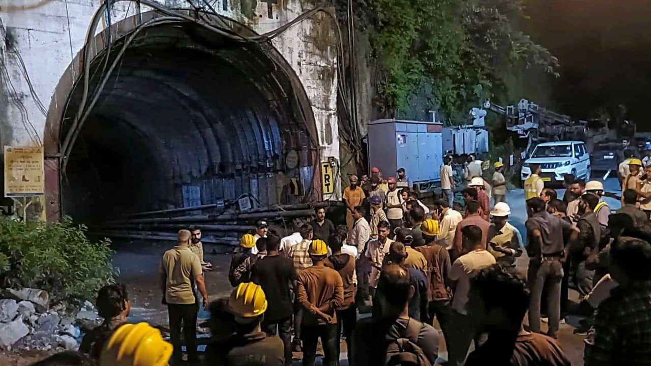 Uttarakhand Tunnel Collapsed: উত্তরাখণ্ডে ফের বিপর্যয়, আচমকা সুড়ঙ্গে ধস নেমে আটকে বহু শ্রমিক