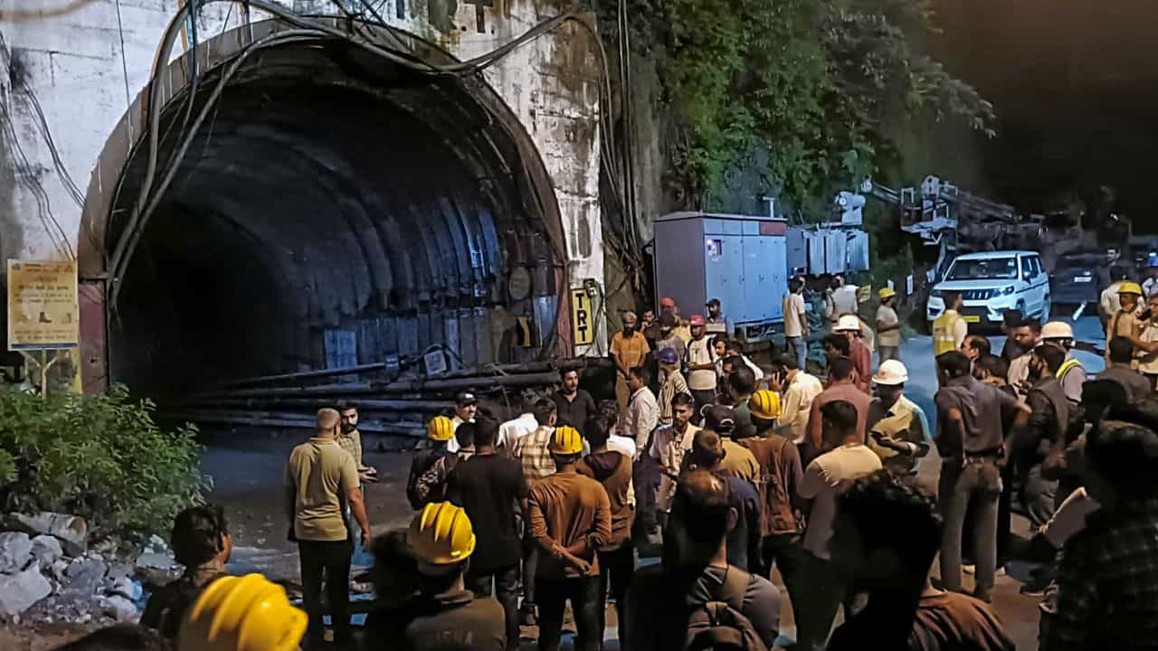 Uttarakhand Tunnel Collapsed: উত্তরাখণ্ডে ফের বিপর্যয়, আচমকা সুড়ঙ্গে ধস নেমে আটকে বহু শ্রমিক Uttarakhand Tunnel Collapsed: উত্তরাখণ্ডে ফের বিপর্যয়, আচমকা সুড়ঙ্গে ধস নেমে আটকে বহু শ্রমিক