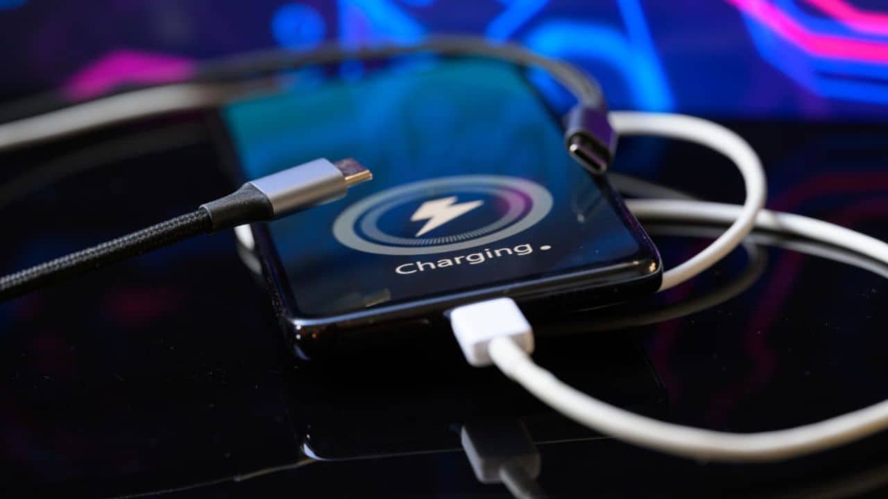 Laptop charger: ল্যাপটপের চার্জার দিয়ে কি ফোন চার্জ দেওয়া উচিত?