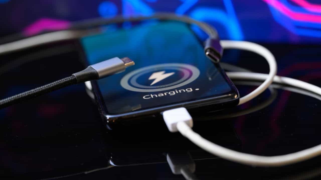 Laptop charger: ল্যাপটপের চার্জার দিয়ে কি ফোন চার্জ দেওয়া উচিত? Laptop charger: ল্যাপটপের চার্জার দিয়ে কি ফোন চার্জ দেওয়া উচিত?