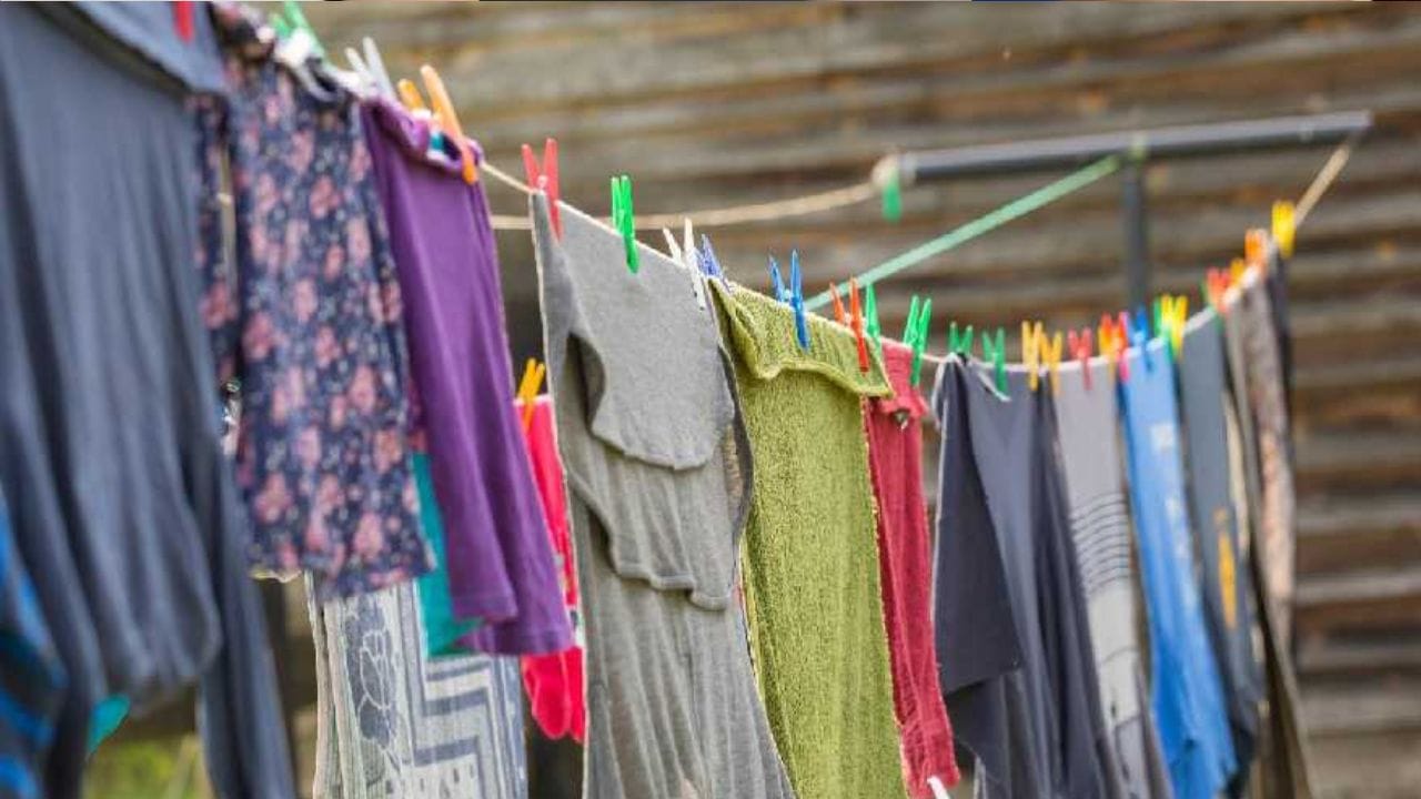 Remove Sweat Smell: বর্ষাকালে জামাকাপড়ে বাজে গন্ধ! শুধু ফলো করুন এই তিনটি বিষয়…