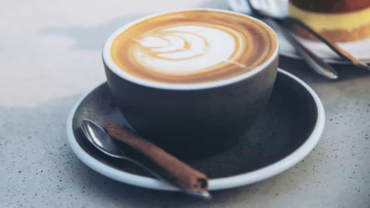 Homemade Cappuccino: মেশিন ছাড়াই বাড়িতে তৈরি করুন ক্যাফে স্টাইল ক্যাপাচিনো, কায়দাটা জেনে নিন Homemade Cappuccino: মেশিন ছাড়াই বাড়িতে তৈরি করুন ক্যাফে স্টাইল ক্যাপাচিনো, কায়দাটা জেনে নিন