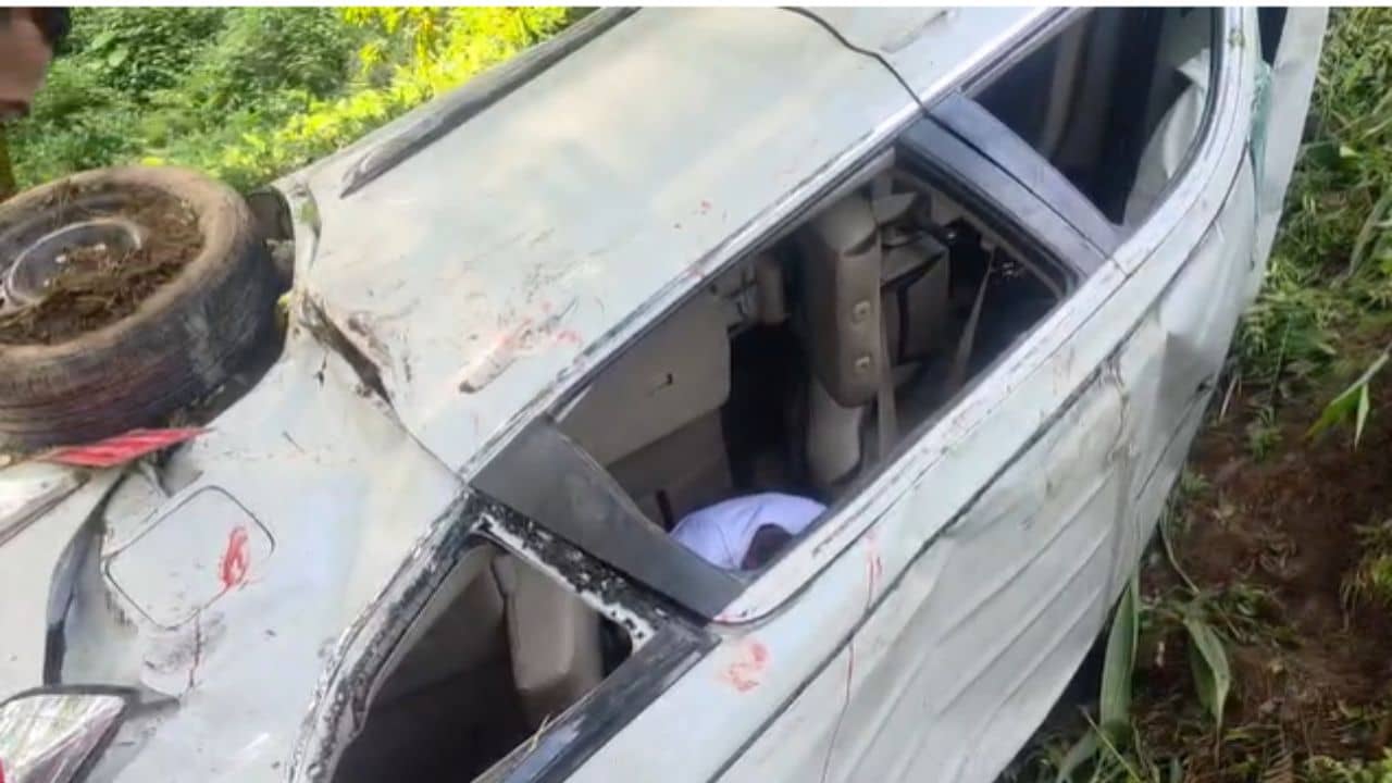 Darjeeling Car Accident: বৃষ্টিভেজা দার্জিলিঙে ২০০ ফুট নীচে খাদে পড়ল পর্যটকদের গাড়ি