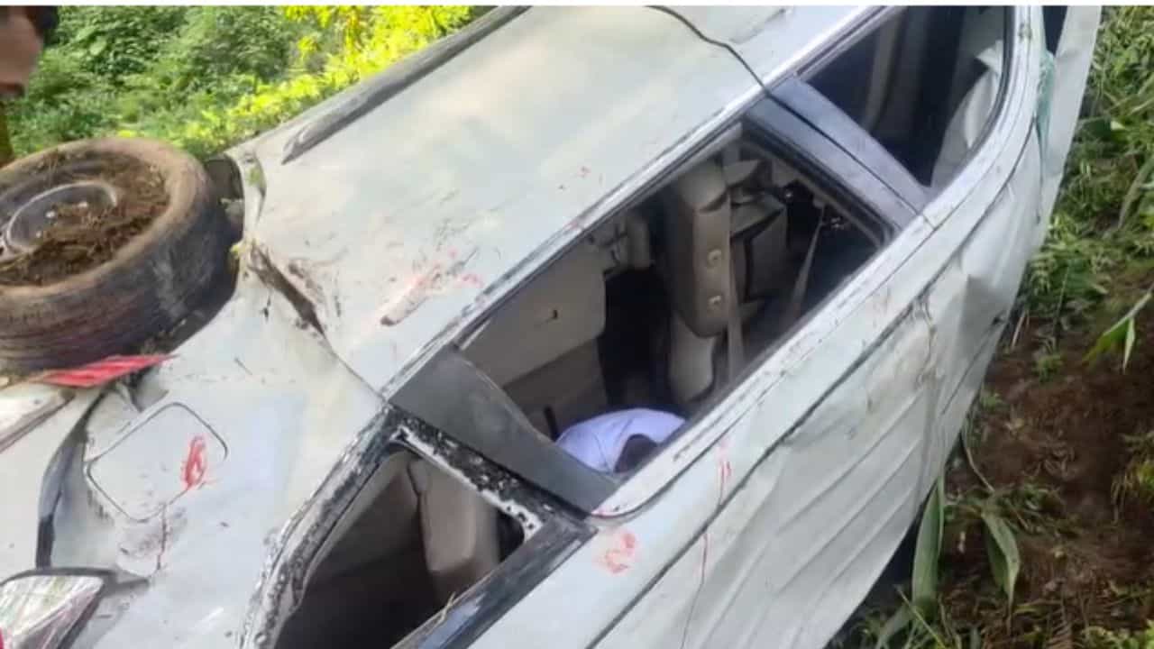 Darjeeling Car Accident: বৃষ্টিভেজা দার্জিলিঙে ২০০ ফুট নীচে খাদে পড়ল পর্যটকদের গাড়ি Darjeeling Car Accident: বৃষ্টিভেজা দার্জিলিঙে ২০০ ফুট নীচে খাদে পড়ল পর্যটকদের গাড়ি