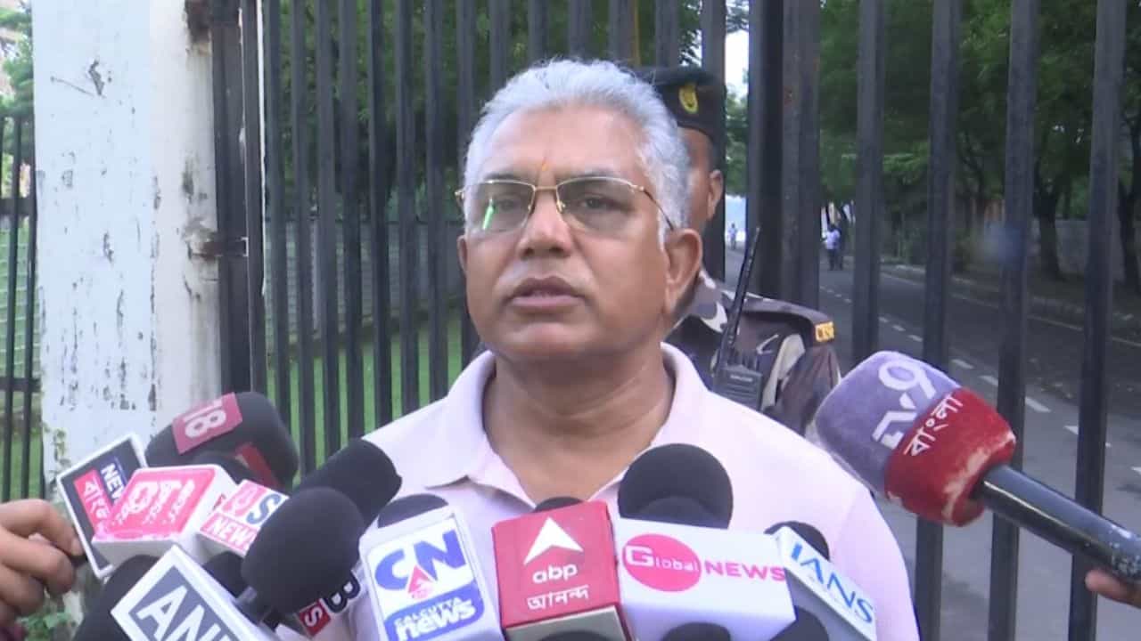 Dilip Ghosh: 'গণতান্ত্রিক দেশে সবাই দেওয়াল লিখতে পারে, কার্ল মার্কসের নীতি তো ব্যান হয়নি', সাফ বার্তা দিলীপের Dilip Ghosh: 'গণতান্ত্রিক দেশে সবাই দেওয়াল লিখতে পারে, কার্ল মার্কসের নীতি তো ব্যান হয়নি', সাফ বার্তা দিলীপের