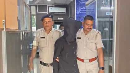 সাদামাটা একটা সাউন্ড বক্স নিয়ে যাচ্ছিল যুবক, তাতেই হাতকড়া পরাল পুলিশ!