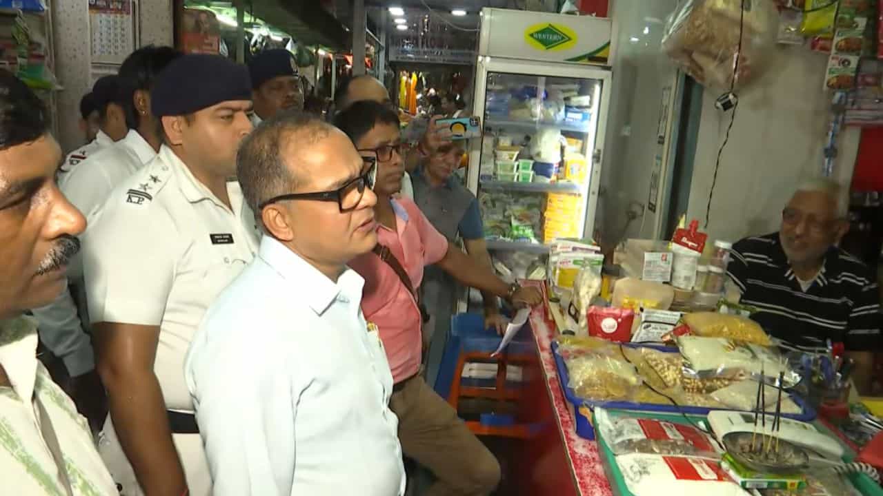 West bengal News LIVE: কেন বাড়ছে চিনি-নুন-তেল-ডালের দাম,জায়গায়-জায়গায় যাচ্ছে টাস্ক ফোর্স West bengal News LIVE: কেন বাড়ছে চিনি-নুন-তেল-ডালের দাম,জায়গায়-জায়গায় যাচ্ছে টাস্ক ফোর্স