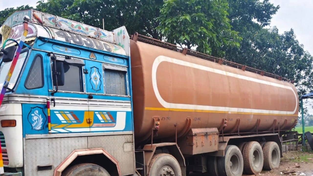 ৮০ হাজার লিটার ইথানল নিয়ে কারখানা থেকে বেরিয়েছিল দুটি ট্যাঙ্কার, মাঝ রাস্তায় আসল গেম, জিটি রোডের ধারে যে দৃশ্য চোখে পড়ল...