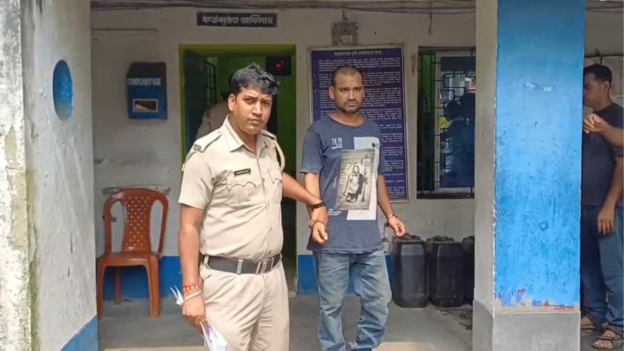 Baduria: ছেলেকে না দিয়ে আড়াই বছরের নাতির নামে সম্পত্তি লিখে দিয়েছিলেন, ভাবতেও পারেননি এমন হবে... Baduria: ছেলেকে না দিয়ে আড়াই বছরের নাতির নামে সম্পত্তি লিখে দিয়েছিলেন, ভাবতেও পারেননি এমন হবে...