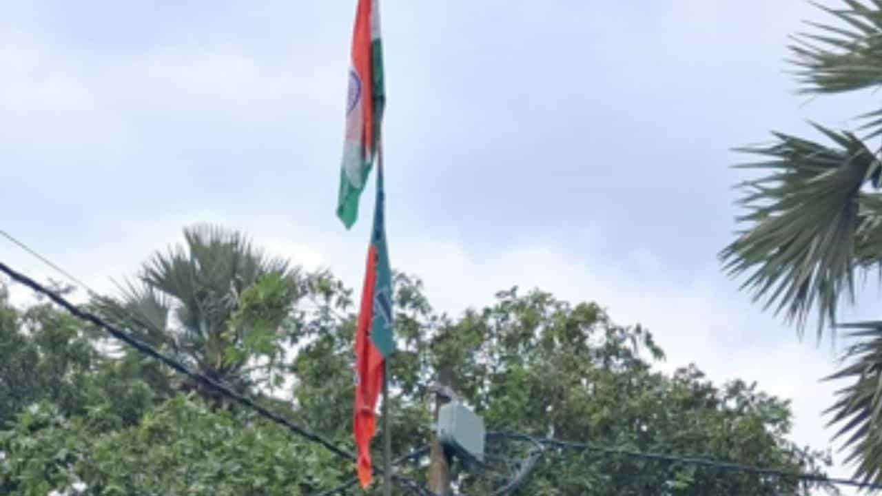 Daspur Flag Story: একই দণ্ডে তেরঙ্গা ও BJP-র পতাকা কেন? CPM প্রশ্ন করতেই BJP বলল, 'অর্ধ সত্যি' Daspur Flag Story: একই দণ্ডে তেরঙ্গা ও BJP-র পতাকা কেন? CPM প্রশ্ন করতেই BJP বলল, 'অর্ধ সত্যি'