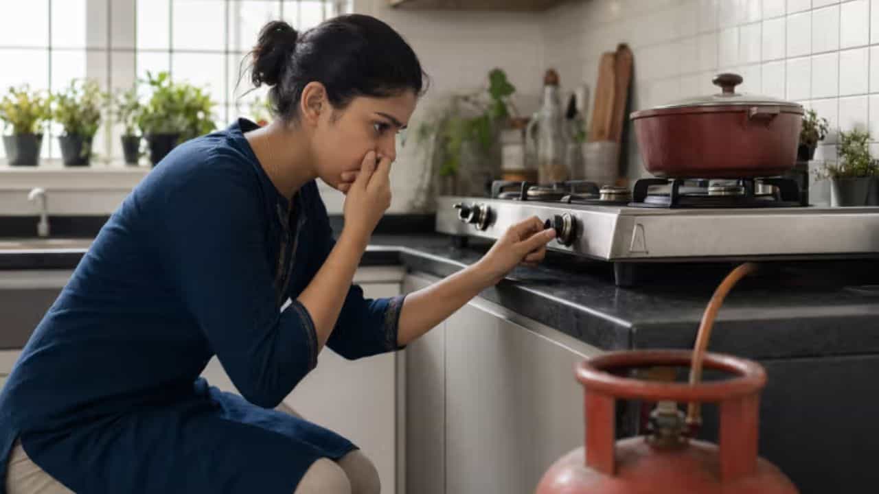 LPG gas leak safety: রান্নাঘরে গ্যাস লিক করেছে? শুধু জানালা খুললেই হবে না, প্রাণে বাঁচতে দ্রুত এই কাজগুলি করুন LPG gas leak safety: রান্নাঘরে গ্যাস লিক করেছে? শুধু জানালা খুললেই হবে না, প্রাণে বাঁচতে দ্রুত এই কাজগুলি করুন
